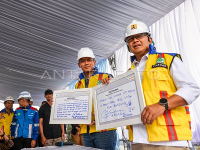 The Coordinating Minister for Infrastructure reviews the Nurtanio Flyover