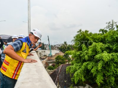 The Coordinating Minister for Infrastructure reviews the Nurtanio Flyover.