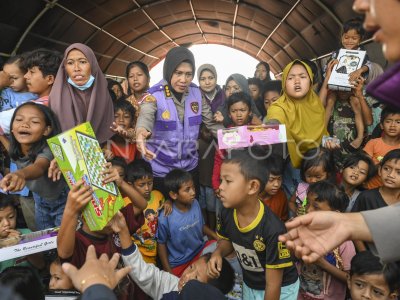 Pemberian mainan kepada anak-anak pengungsi Aceh Tamiang