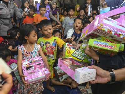 Pemberian mainan kepada anak-anak pengungsi Aceh Tamiang