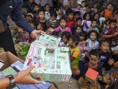 Pemberian mainan kepada anak-anak pengungsi Aceh Tamiang