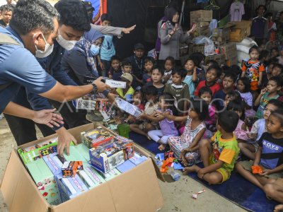 Pemberian mainan kepada anak-anak pengungsi Aceh Tamiang