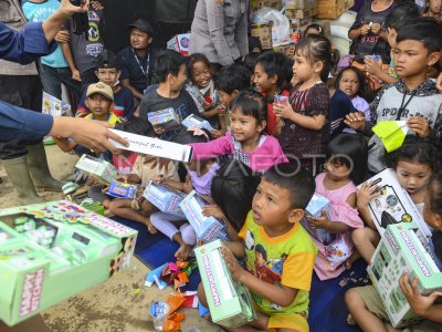 Pemberian mainan kepada anak-anak pengungsi Aceh Tamiang