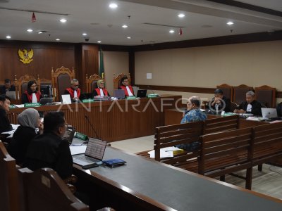 Sidang pemeriksaan terdakwa Isa Rachmatarwata