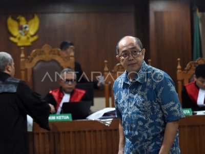 Sidang pemeriksaan terdakwa Isa Rachmatarwata