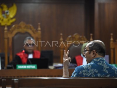 Sidang pemeriksaan terdakwa Isa Rachmatarwata