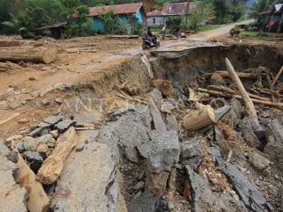 Tanah longsor dan jalan amblas di lintas tengah Aceh