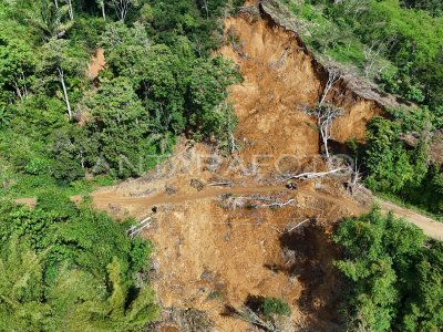 Tanah longsor dan jalan amblas di lintas tengah Aceh