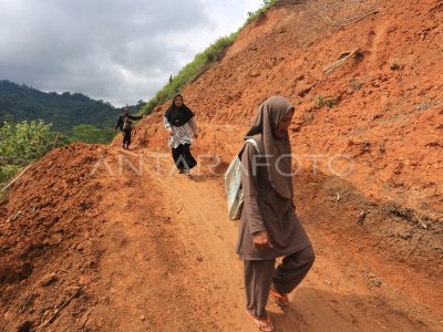 Tanah longsor dan jalan amblas di lintas tengah Aceh