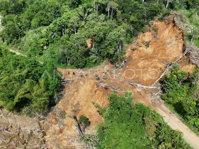 Tanah longsor dan jalan amblas di lintas tengah Aceh