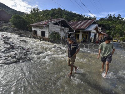 Aktivitas warga pascabanjir bandang di Malalo