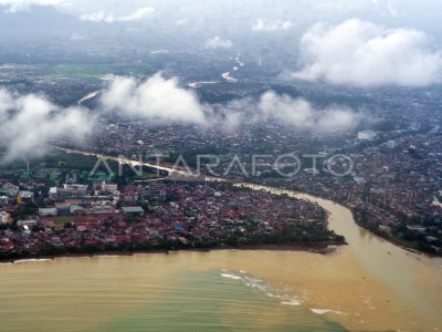 Aliran sungai berubah akibat banjir bandang di Padang