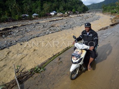 Aliran sungai berubah akibat banjir bandang di Padang