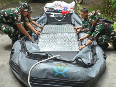 Assistance of inflatable boats from the Ministry of Environment