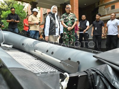 Assistance of inflatable boats from the Ministry of Environment