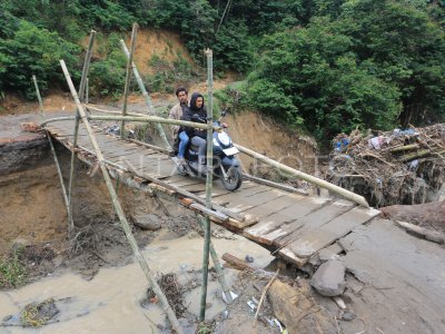 Kerusakan jembatan akibat bencana alam di Bener Meriah