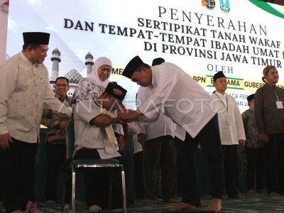 The Minister of Agrarian Affairs and Spatial Planning distributes land waqf certificates and places of worship.