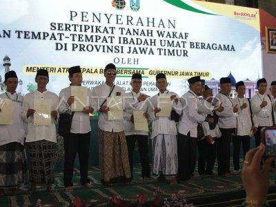 The Minister of Agrarian Affairs and Spatial Planning distributes land endowment certificates and certificates for places of worship.