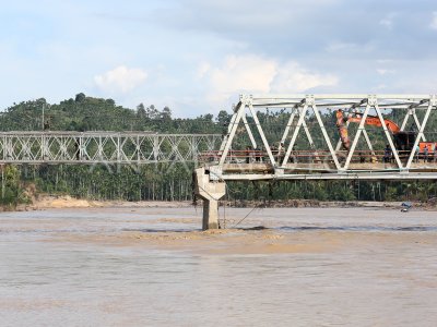 Pembangunan jembatan bailey lintas tengah pascabencana di Aceh