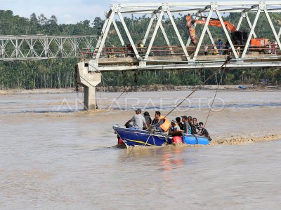 Ferry boats on the Peusangan River in Bireuen