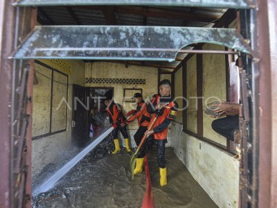 Les bénévoles du village aident à nettoyer les maisons après les inondations soudaines