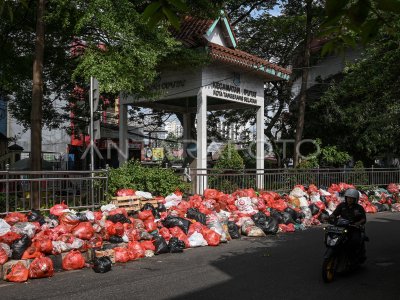 Waste accumulates in Tangsel as a result of the closure of the Cipeucang landfill.