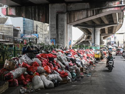 Waste accumulates in Tangsel due to the closure of the Cipeucang landfill