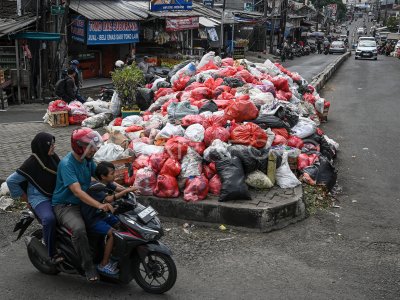 Garbage piles up in South Tangerang due to the closure of the Cipeucang landfill.