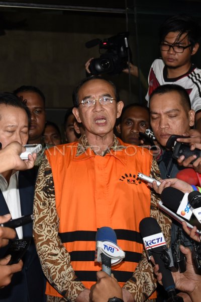 KPK TAHAN MANTAN MENAG