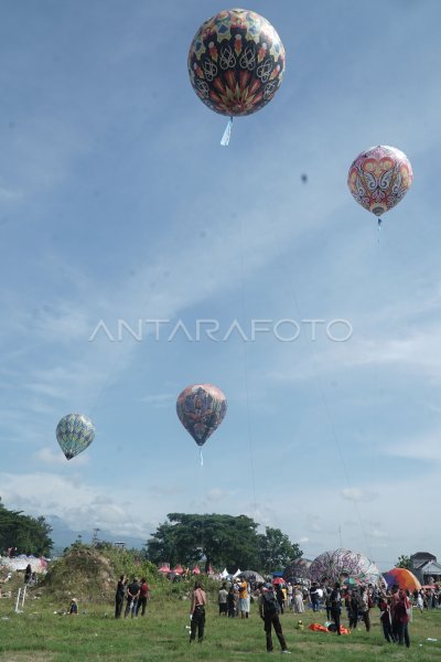 Parade balon udara di Tulungagung