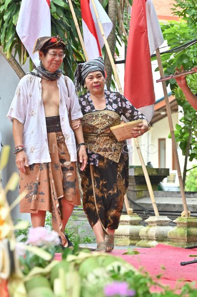 Fashion show of yesteryear