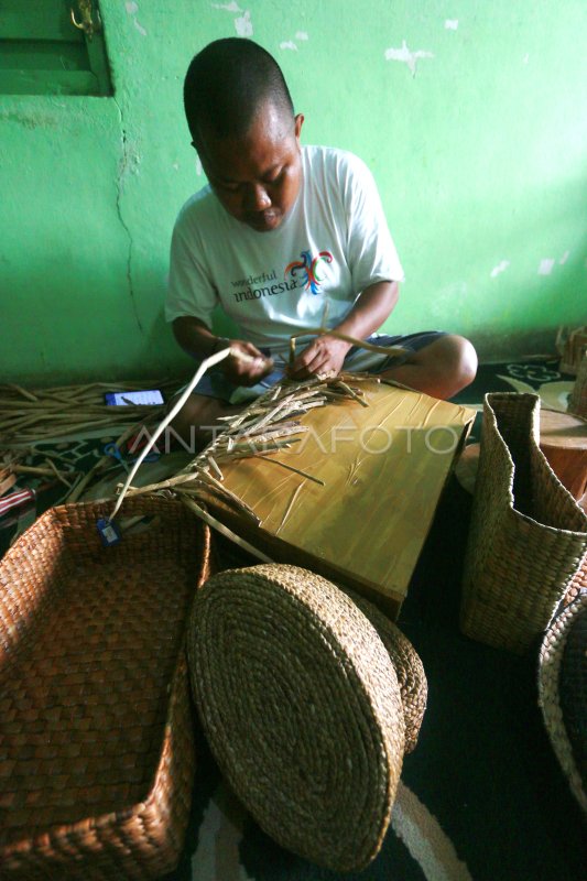 Produksi Kerajinan Eceng Gondok Antara Foto