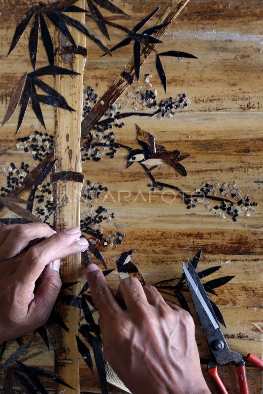 Kerajinan Lukisan Pelepah Pisang Antara Foto