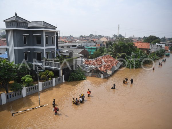 Flood soak Jakarta due to the River of Ciliwung