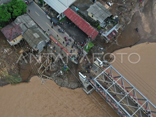 Amblas bridge due to the flood of the bandang in Sukabumi