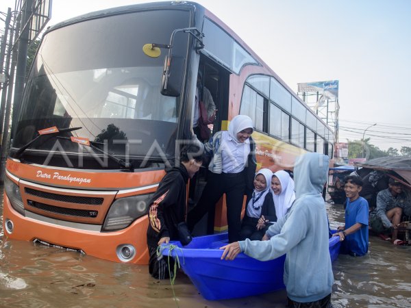 The workers were flooded in Bandung District