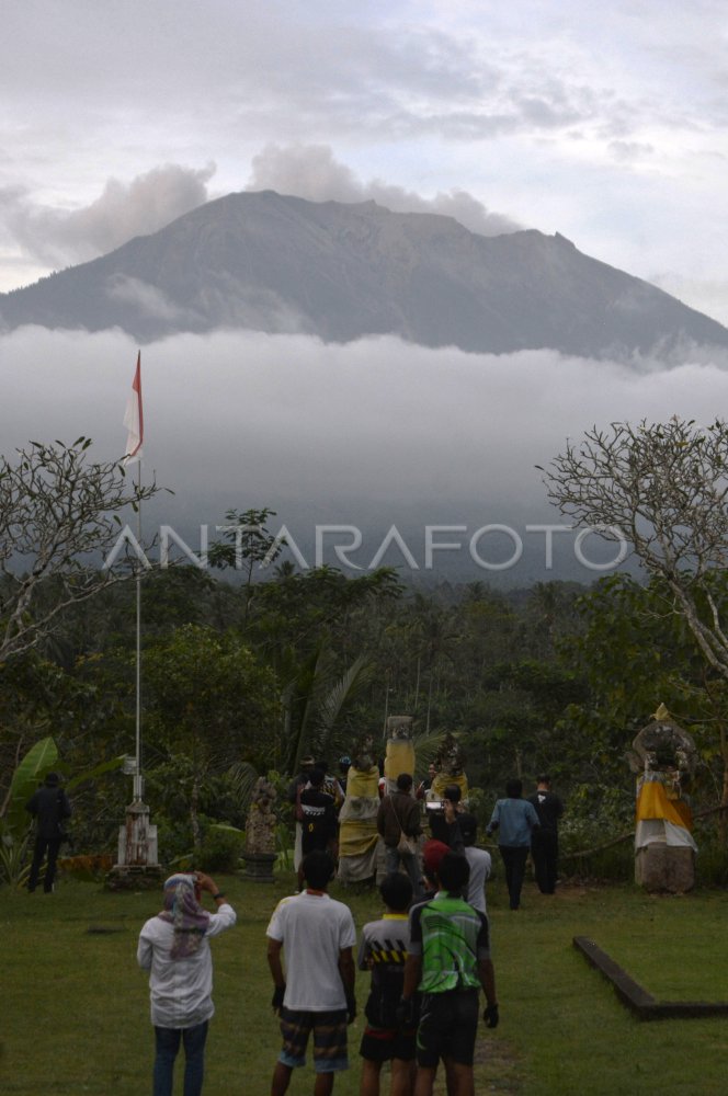 Aktivitas Gunung Agung Antara Foto