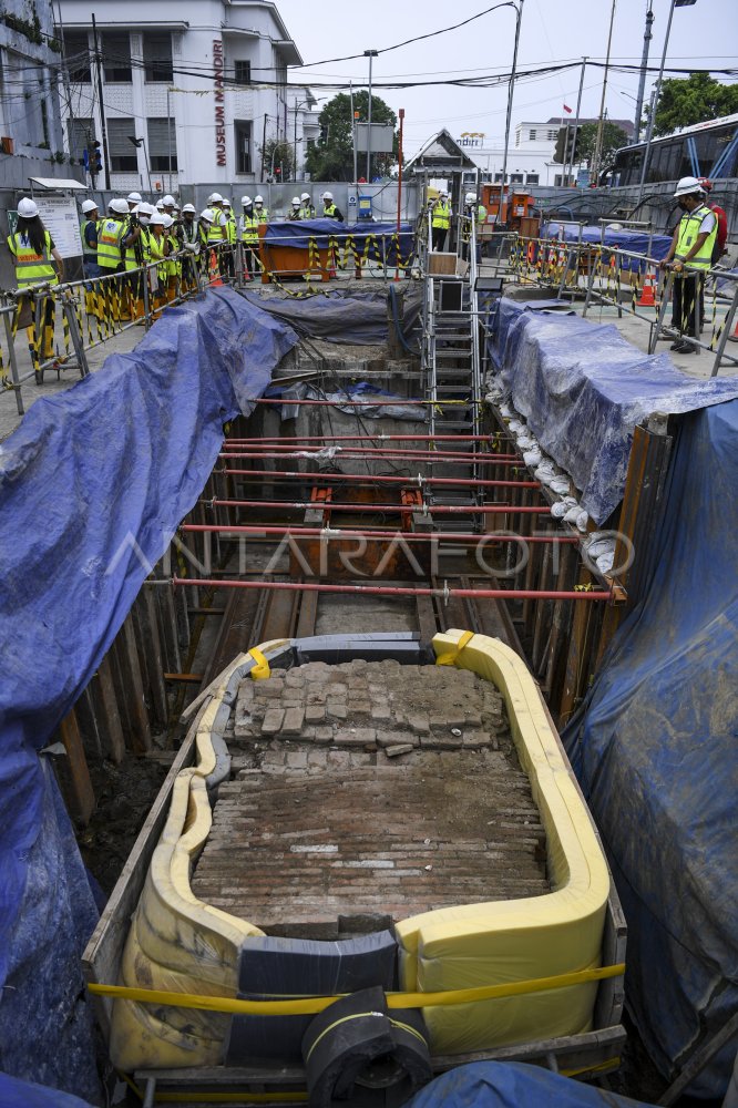 PENEMUAN CAGAR BUDAYA DI PROYEK PEMBANGUNAN MRT FASE 2 | ANTARA Foto