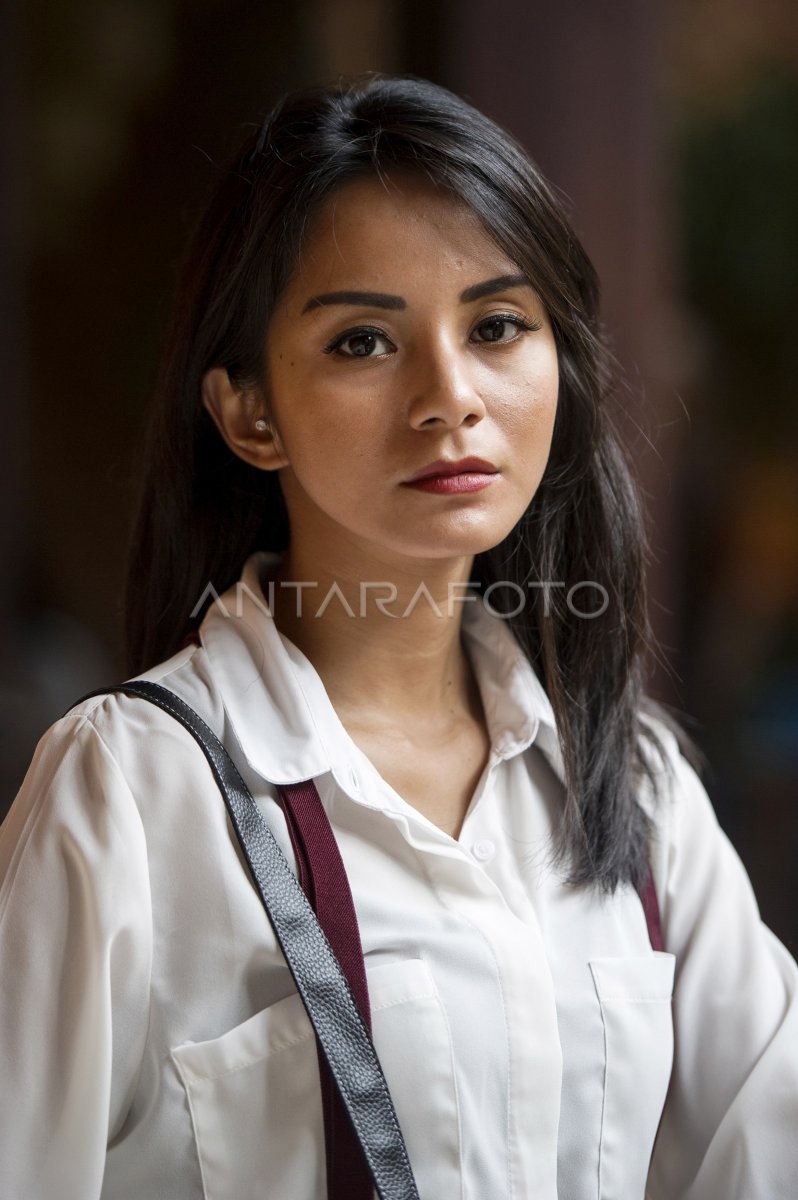 Oyoqlarini keng yoyish porno