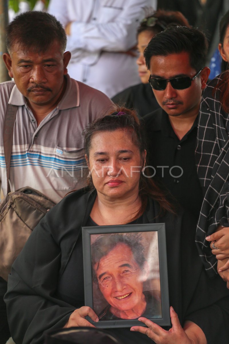 PEMAKAMAN AKTOR JOHNY INDO | ANTARA Foto