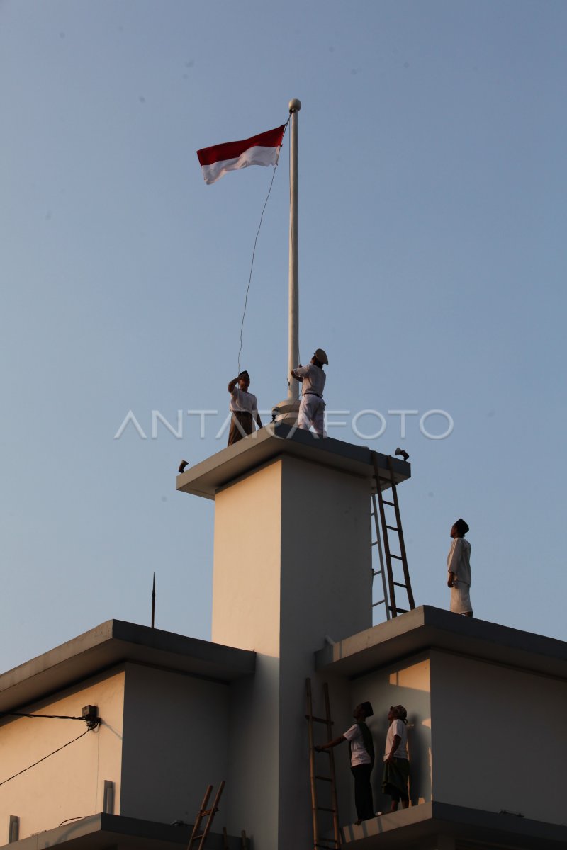 Drama Kolosal Perobekan Bendera Belanda | ANTARA Foto