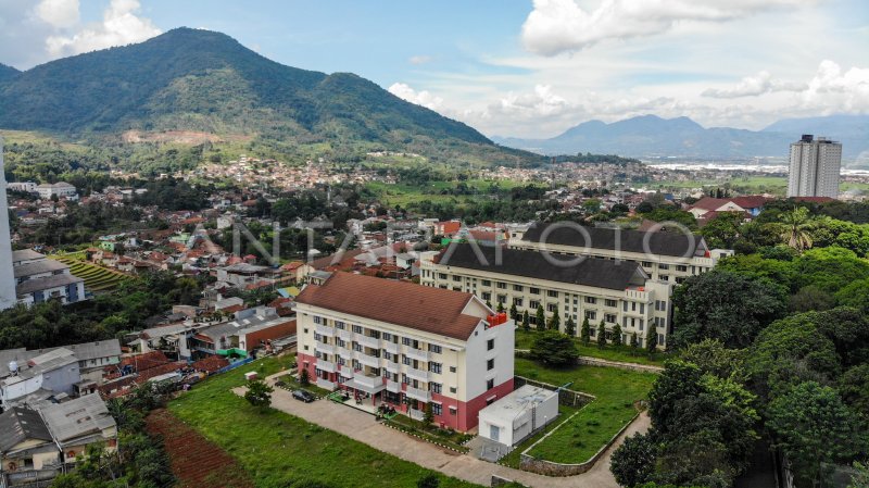 PERSIAPAN RUMAH SAKIT DARURAT DI SUMEDANG | ANTARA Foto