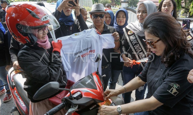 BAGI BUNGA PERINGATAN HARI ANTI KORUPSI SEDUNIA | ANTARA Foto