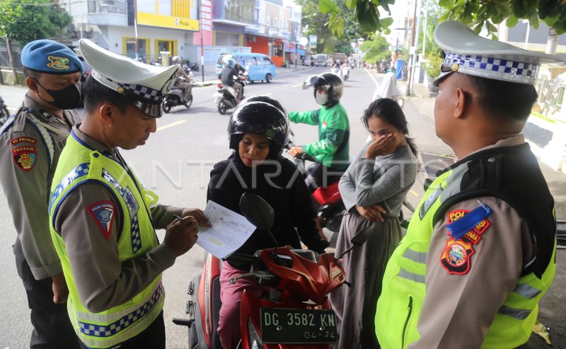 RENCANA PEMBERLAKUKAN KEMBALI SISTEM TILANG MANUAL | ANTARA Foto