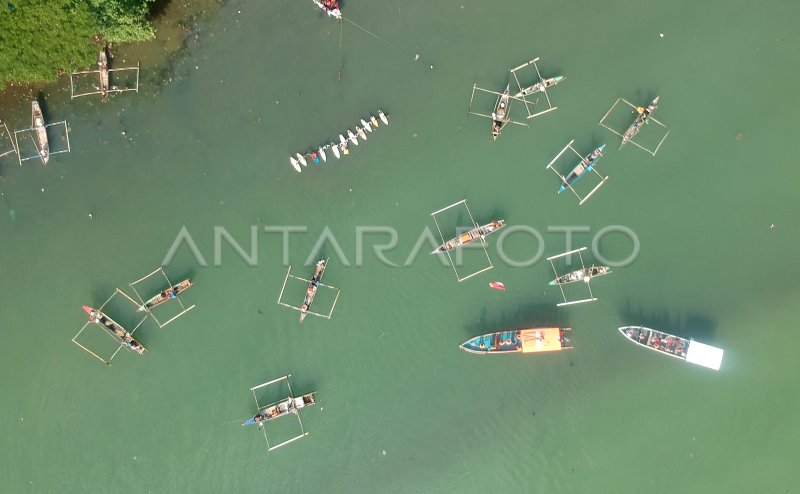 Upacara Bendera Di Muara Sungai Batang Arau Antara Foto