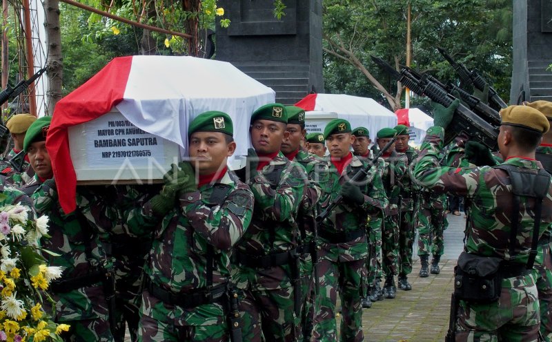 PEMAKAMAN KORBAN KECELAKAAN HELIKOPTER TNI AD | ANTARA Foto