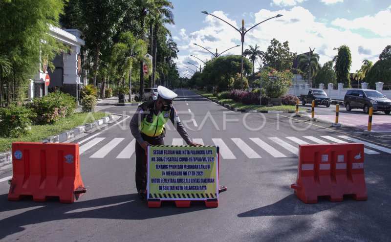 PENUTUPAN RUAS JALAN PROTOKOL UNTUK PPKM MIKRO | ANTARA Foto