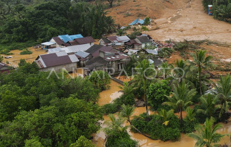 BENCANA TANAH LONGSOR DI SERASAN | ANTARA Foto