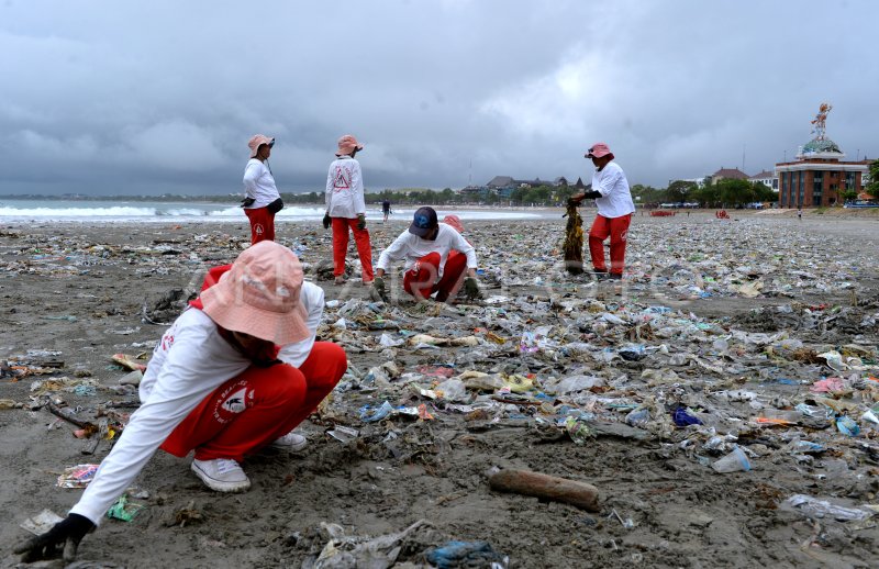 SAMPAH PLASTIK DI PANTAI KUTA | ANTARA Foto