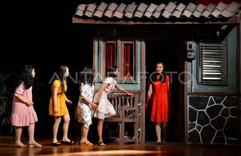 Pementasan teater Lakon Yang Ditulis Kemudian